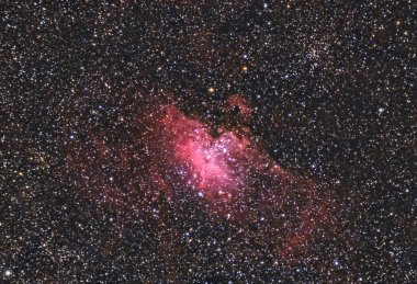 Kartal Bulutsusu, ya da Messier 16. Merkezde, Yaradılış Sütunları denen şey. Kırılan bir teleskop ve soğutulmuş astronomik kamerayla yakalanmış.