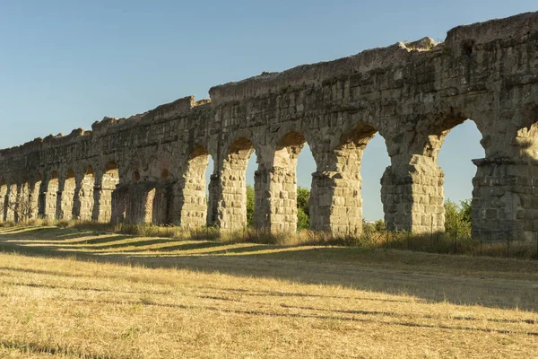 Roma su kemeri kalıntıları Parco degli Acquedotti parkında Aqua Claudia, Roma, İtalya