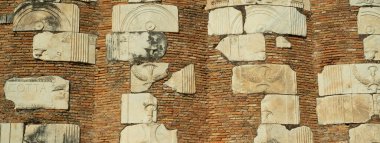 Roma 'daki Antik Appian Yolu, tuğla bloklarla yeniden inşa edilmiş bir Roma bas-ferahlığı. Sancak boyutu