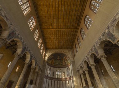 Roma, İtalya - 21 Ağustos 2021 Santa Sabina All 'Aventino Bazilikası. Beşinci yüzyıl Hıristiyan bazilikasının mükemmel bir örneği.