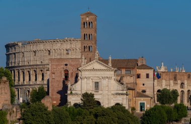 21 Ağustos 2021. Öğleden sonra Roma 'daki Santa Francesca Romana Kilisesi' nin İtalya 'daki Kolezyum manzarası.