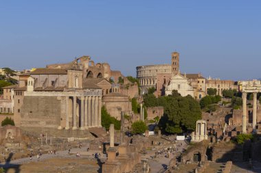 Öğleden sonra Palatine Hill 'deki Roma Harabeleri ve Roma' daki Colosseum 'la Santa Francesca Romana Kilisesi manzarası.