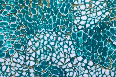 Turkuaz seramiğin farklı şekillerinde mozaik ve altın damarlar harika bir ağ pankartı dokusuna dönüştü.