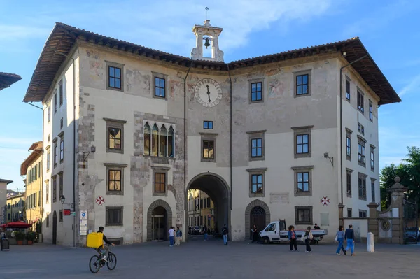 Orta Çağ ve Rönesans 'taki merkezi saati ve İtalya' daki Kont Ugolino, Pisa 'nın trajik hikayesi ile ünlü Saat Sarayı.