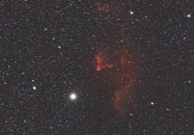 Sh 2-185 Hayalet Bulutsusu, Cassiopeia takımyıldızı yönünde bulunan büyük yıldız sistemi Gamma Cassiopeiae (Cas) merkezli bir H II bölgesi.