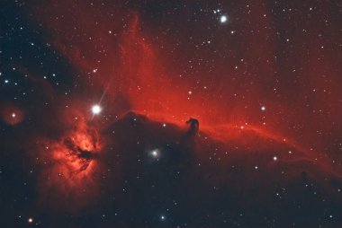 Atbaşı Bulutsusu (B33): Orion 'da yoğun, soğuk moleküler gaz ve tozdan oluşan klasik bir karanlık nebula. Arka plan H-II bölgesinin parlak, kırmızı emisyonuna karşı siluet, IC 434