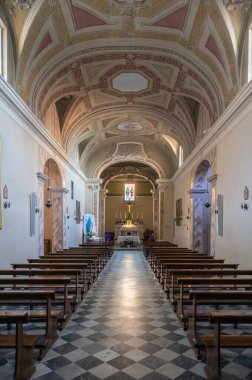 Propositura di San Lorenzo, Campiglia Marittima 'nın sade iç mekanı. Basit, tek naif Roma yapısı fresklerle süslenmiş ve boyalı bir kiriş tavanı, Toskana, İtalya