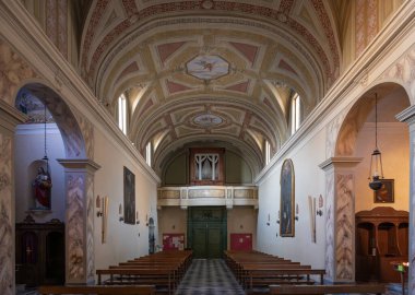 Propositura di San Lorenzo, Campiglia Marittima 'nın sade iç mekanı. Basit, tek naif Roma yapısı fresklerle süslenmiş ve boyalı bir kiriş tavanı, Toskana, İtalya