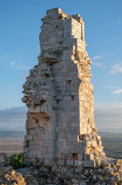 Campiglia Marittima Kalesi, (Rocca di Campiglia). Kule 'nin altındaki şalf' ın içinde Tuscany, İtalya 'daki taş kasa tavanı izleri var.
