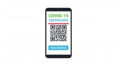 Smartphone Screen 'de Covid-19 Sağlık Sertifikası QR Kod Taraması. 4K Video. Hareket Tasarımı Çizgi Filmi Canlandırması