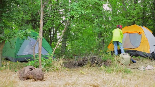旅游女孩进入帐篷 — 图库视频影像