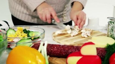 Sebze ve mantar yemek hazırlama kadın.