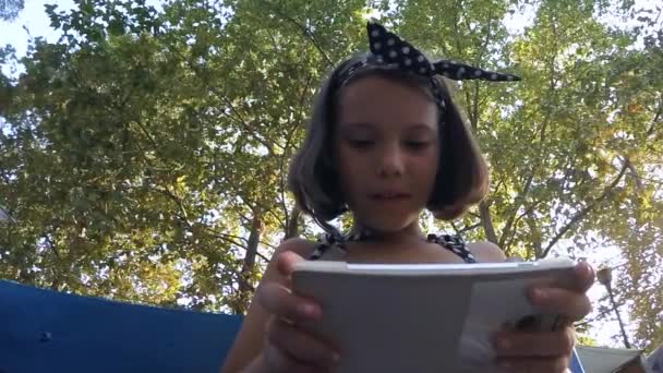 Κοριτσάκι παίζει smartphone — Αρχείο Βίντεο