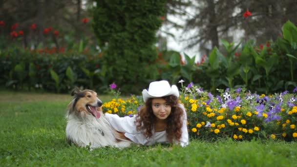 Menina com cão posando para fotos — Vídeo de Stock