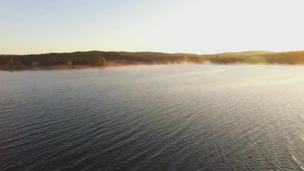 AERIAL VW. Туман над рябью воды из водохранилища — стоковое видео