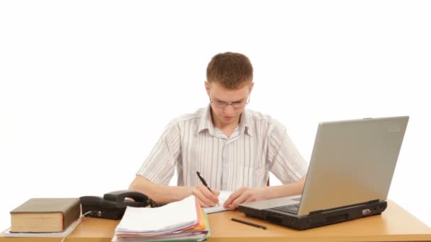 Homem escrevendo no escritório . — Vídeo de Stock
