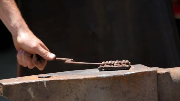 铁匠用锤子形状热偷 — 图库视频影像