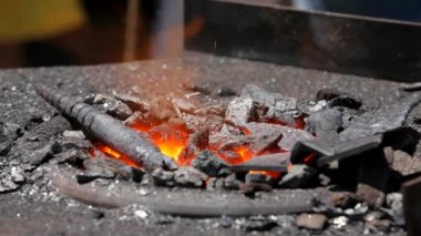 Yangında bir demirci için iş parçası ısıtılır .