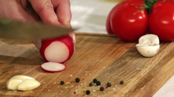 Casalinga taglio insalata di ravanello . — Video Stock