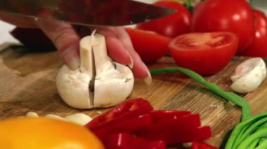 Dilimlenmiş mantar yemek