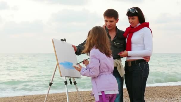 A menina desenha paisagem marinha . — Vídeo de Stock