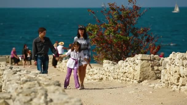 Promenade en famille sur la côte — Video