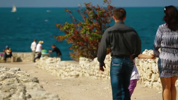 Familienspaziergang am Meer — Stockvideo