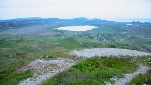 Ciclista de montaña Admirando terreno montañoso — Vídeo de stock