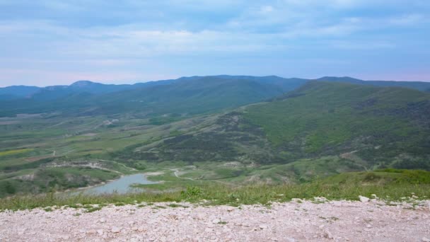 Ciclista de montaña moviéndose en terreno montañoso — Vídeo de stock