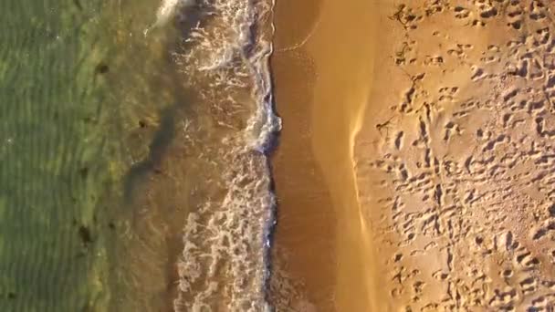 鸟瞰图。浪溅在克里米亚沙滩上 — 图库视频影像