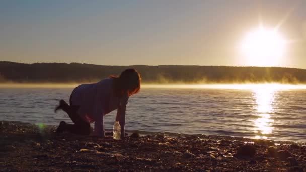 Mujer embarazada al amanecer haciendo ejercicio . — Vídeos de Stock