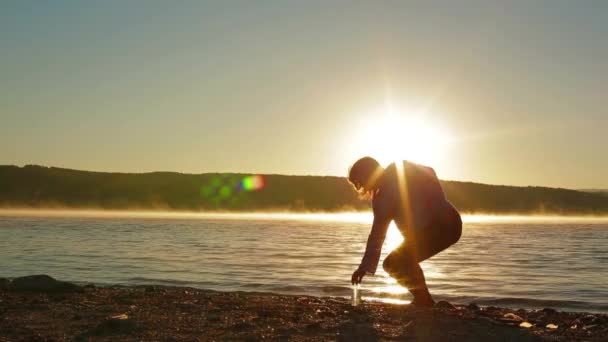 Schwangere trinkt Wasser — Stockvideo