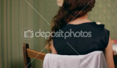 Bir albüm Leafing üzgün kız