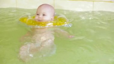 Havuzda bebek
