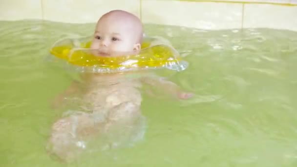 Bebê nadando na piscina — Vídeo de Stock