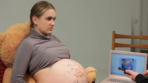 Künstlerin zeichnet auf schwangerem Bauch — Stockvideo