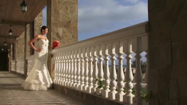 Невеста на балконе — стоковое видео