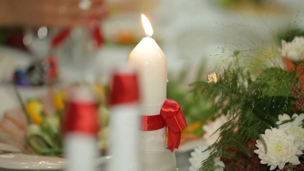 Свічки на святковому столі — стокове відео