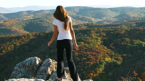 Mädchen auf Felsen — Stockvideo