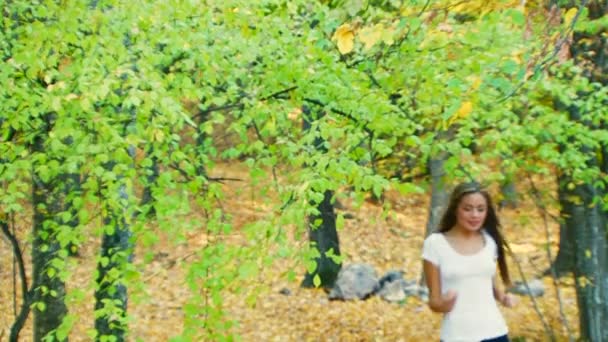 Chica bonita corriendo en el bosque — Vídeos de Stock