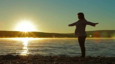 İçin egzersizler sahilde hamile