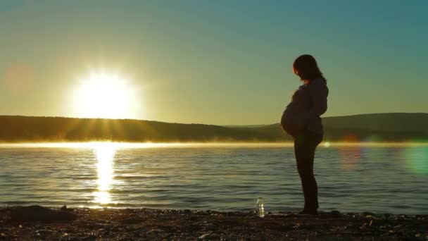 Gravid drycker vatten — Stockvideo
