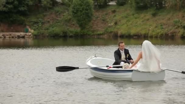 Mariée et marié dans un bateau — Video