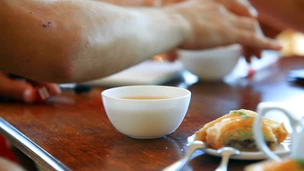 Mensen drinken thee en rollende dobbelstenen op Cafe — Stockvideo