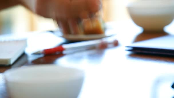 Personnes Lancer des dés au café 