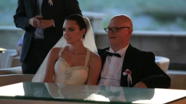 Felices recién casados riendo — Vídeos de Stock