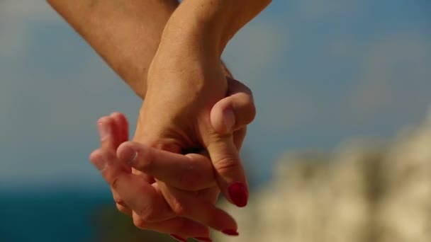 Koppel op strand hand in hand — Stockvideo