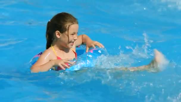 Jogando em uma piscina — Vídeo de Stock