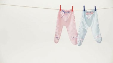 Bir ip üzerinde kurutma Onesie