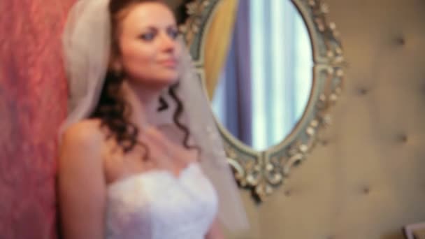 Sposa in posa in una stanza con uno specchio — Video Stock